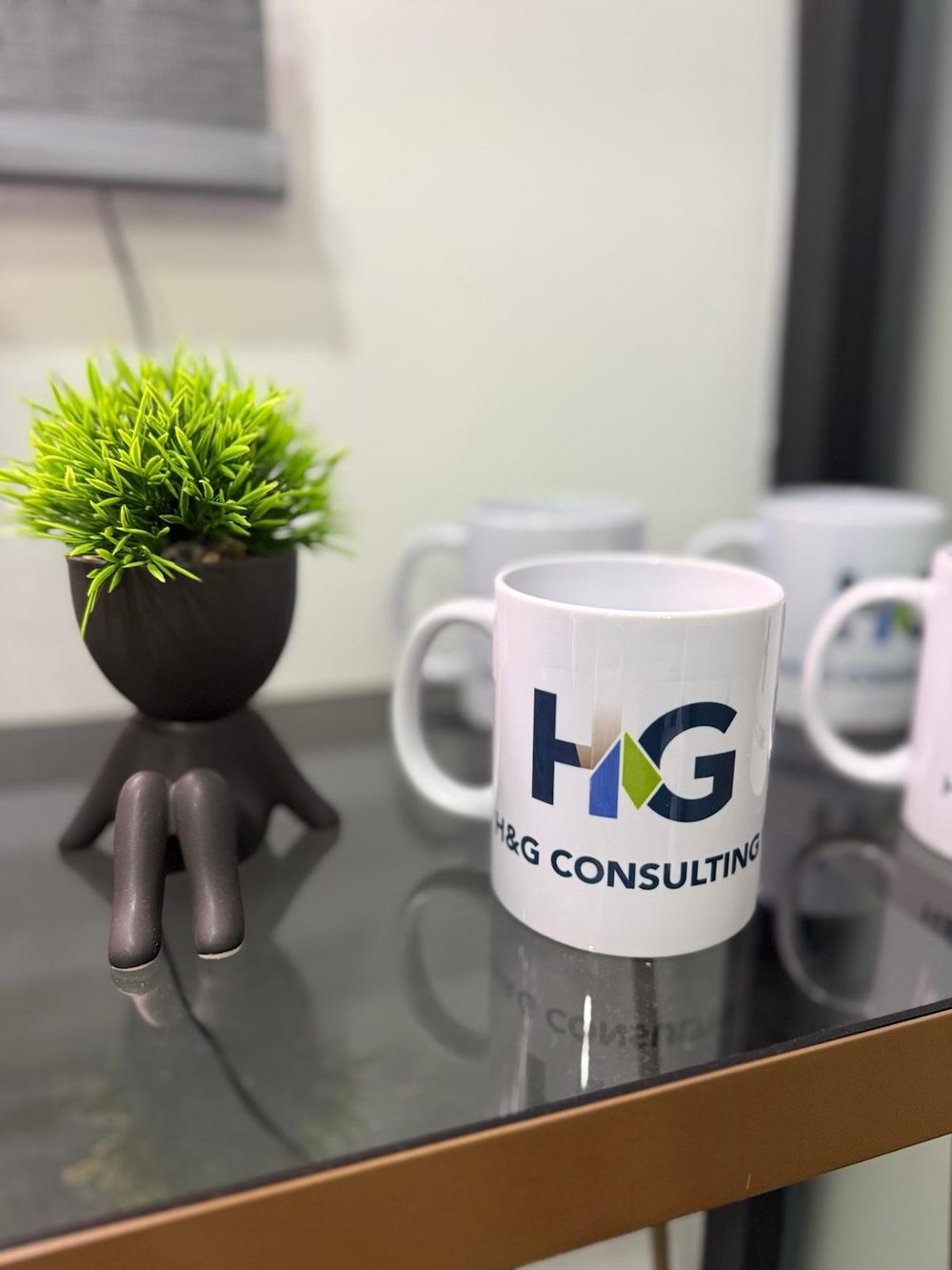 Detalle de taza con el logo de HG Consulting